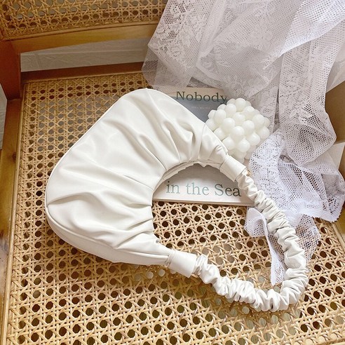 여성 클라우드 Pleated 가방 단일 어깨 Crossbody 핸드백 틈새 질감 한국어 스타일 새로운 겨드랑이 가방 유행