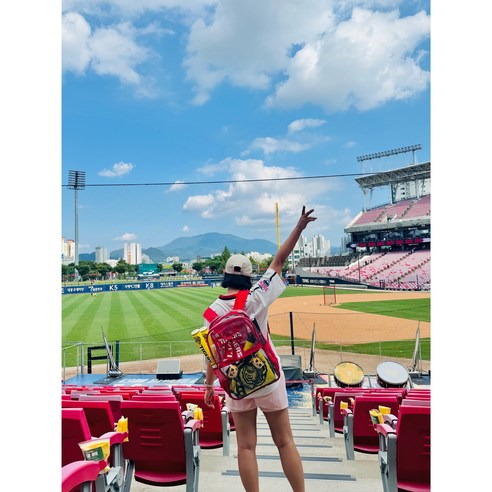 열정과 즐거움을 담는 투명한 동반자, 위아해피 직관가방