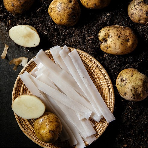 마법처럼 펼쳐지는 미식의 향연, 바로 넣어 먹는 쫄깃한 감자납작면