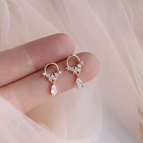 세련된 고급스러움을 선사하는 러브엘렌의 925실버 물방울 귀걸이