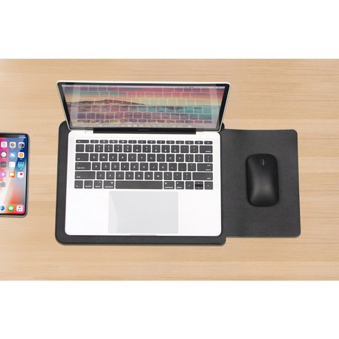 세련되고 기능적인 꼬르지엘모 베이직 가죽 노트북 파우치로 노트북을 스타일리시하게 보호하세요.