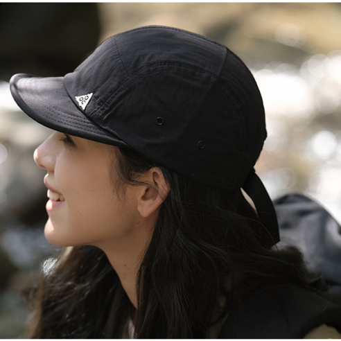 자유로운 영혼을 위한, 스타일과 기능성을 겸비한 숏캡 숏챙 모자 퍼플 에디션