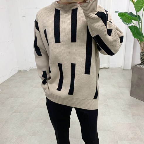 겨울철 패션에 완벽한 스타일리시한 스틱 라운드 니트