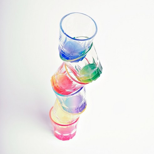 화려하고 독특한 디자인으로 특별한 분위기를 연출하는 소주잔 세트