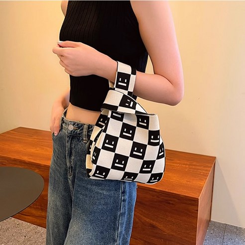 트렌디한 디자인과 실용성을 겸비한 가성비 미니 니트백