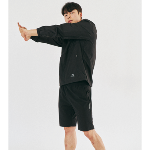 세련됨과 편안함이 완벽하게 조화된 스켈리도의 TR 런웨이 쇼츠