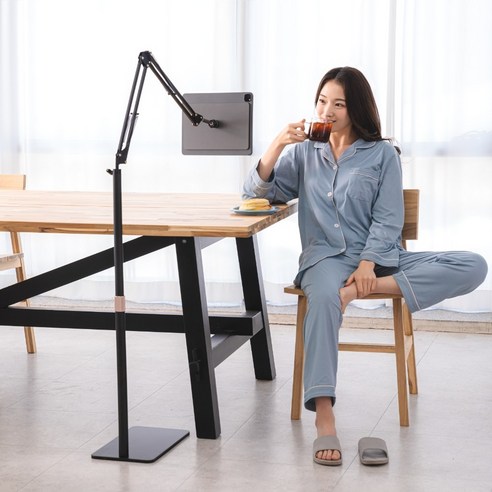 자석의 힘으로 혁신하는 아이패드 거치대, 니케 맥컴포트