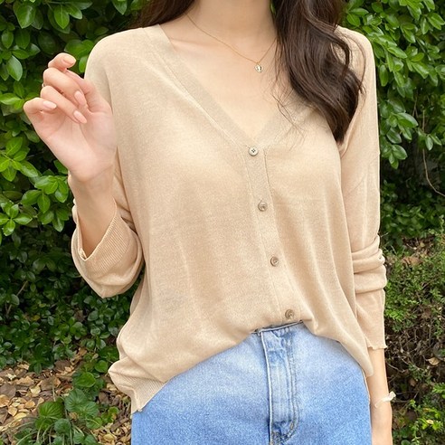 여름철에 스타일을 더하고 편안함을 선사하는 아모르데이의 셀러브이 가디건