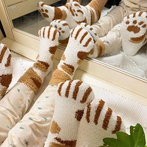 포근한 꿈나라 여행, 사랑스러운 고양이 양말과 함께!