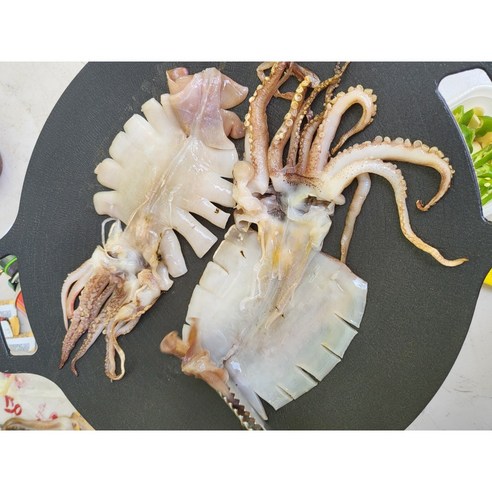 신선한 맛과 쫄깃한 질감을 가진 반건조오징어로 다양한 요리에 풍미를 더하세요.