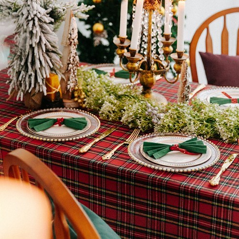 크리스마스 식탁보 크리스마스 테이블보는 홈파티나 연말파티에서 성탄절 분위기를 연출하기에 아주 적합합니다.
