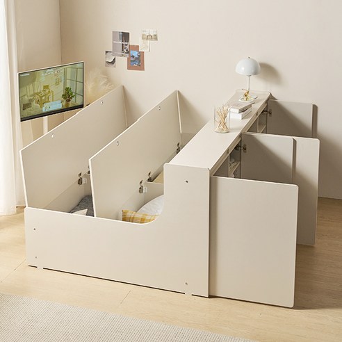 책장형 수납을 갖춘 견고하고 세련된 침대프레임으로 편안하고 질서 있는 침실 공간을 만드세요.