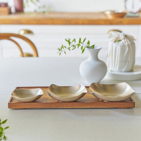 전통의 숨결, 광명유기 방짜 사각찬기로 식탁에 품격을 더하세요.