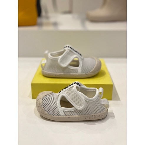 우리 아이 첫걸음, 토박스 미니위즈 레오 제로 화이트 샌들과 함께하는 행복한 시작 미니위즈걸음마신발