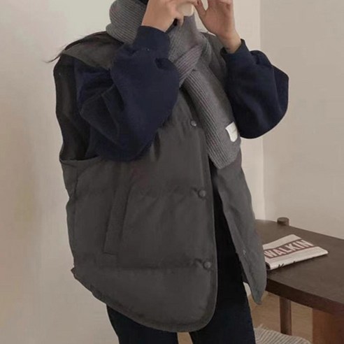 따뜻함과 스타일의 완벽한 조합을 제공하는 로지 벨리 다운 패딩조끼