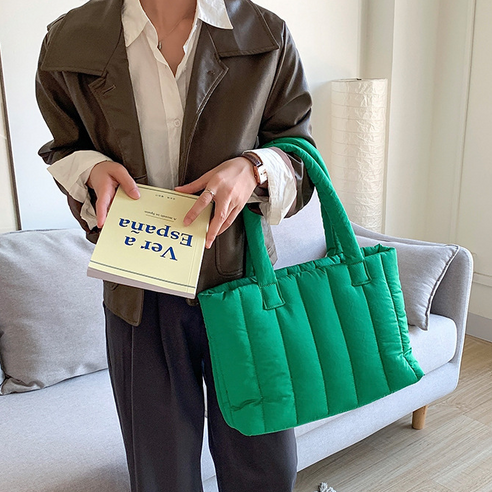 민티즈 스퀘어 세로 퀼팅 누빔백: 세련된 실용성의 완벽한 조화