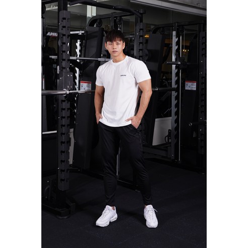 SupplyPro의 컴포트 트레이닝 슬림핏 팬츠는 운동과 캐주얼룩에 모두 활용할 수 있는 다재다능한 아이템입니다.