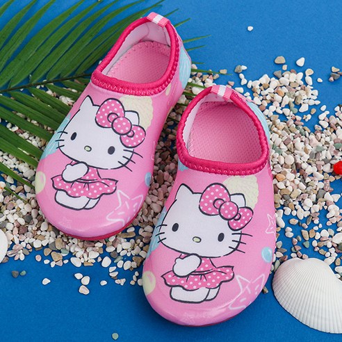 사랑스러운 디자인과 안전성을 겸비한 헬로키티 아쿠아슈즈 루미