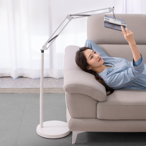 침대 옆 영화관 완성! 니케 태블릿 거치대로 삶의 질을 높여보세요.