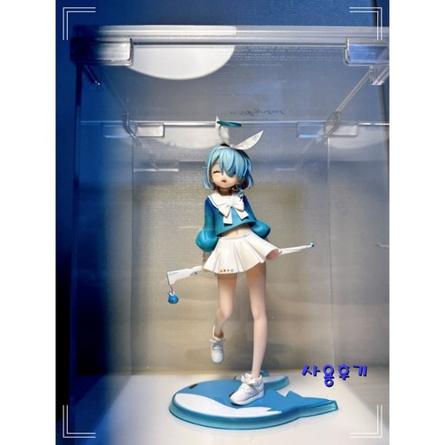 투명한 아크릴 장식장으로 소중한 소장품을 보호하고 전시하세요.