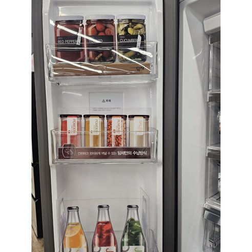 대용량과 세련된 디자인을 가진 김치냉장고