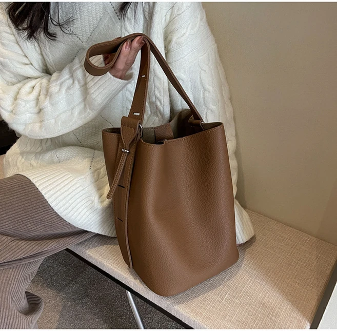 [2025신상]여성 트렌디 가죽 숄더백 끈조절 버킷백+파우치