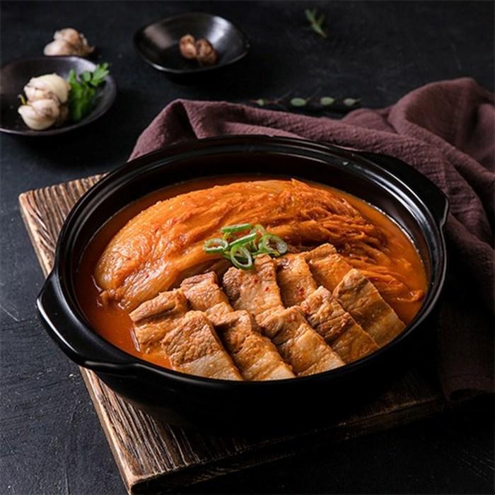 핑크테이블 삼겹김치찜 돼지고기 묵은지 (960g), 삼겹김치찜(960g) 1팩 대표 이미지 - 핑크테이블 안주 추천