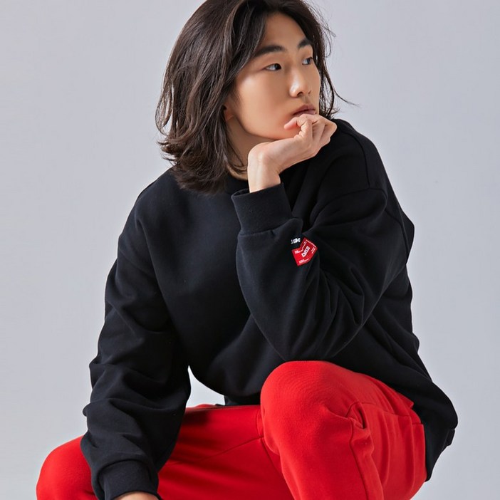 데시레드 레터링 크루넥 맨투맨 - 블랙 144240