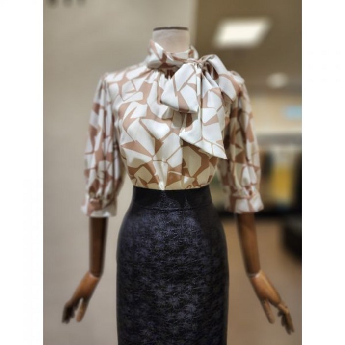 모조에스핀 F/W 간절기 패턴 스카프넥 블라우스 S233MSC007-BE 백화점 아울렛 한정수량 (3858519)