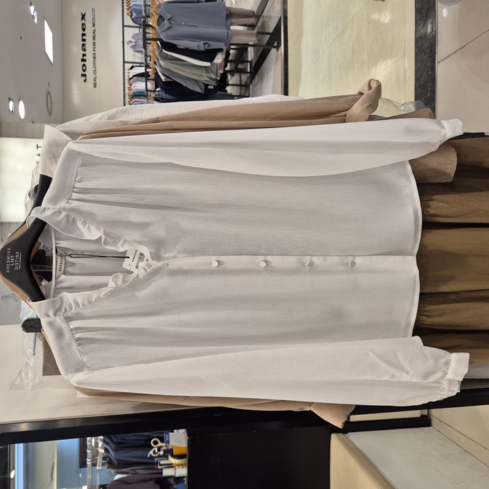 쉬즈미스    24년  신상품  핫한  초초대박세일~~지금 입으면 너무 예쁜**이너와 아우터로***브이넥 프릴 블라우스