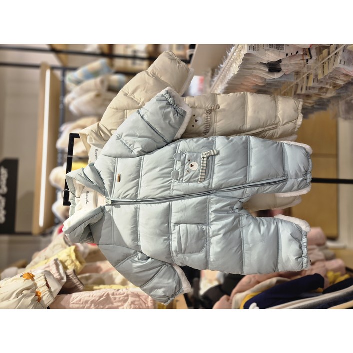 아가방 NC엑스코점 2025신상! 부드러운 터치감! 따뜻하고 포근한 퍼안감! 심플한 디자인 귀여운 주머니가 포인트 가브엠보웰론우주복! 유아 패딩우주복! 선물용으로도 좋아요