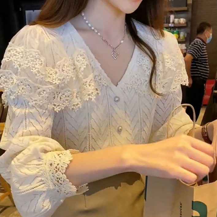 JUSTFEELING 진주단추 레이스 케이프 브이넥 블라우스 럭셔리 로맨틱 패션 여성의류 긴팔셔츠