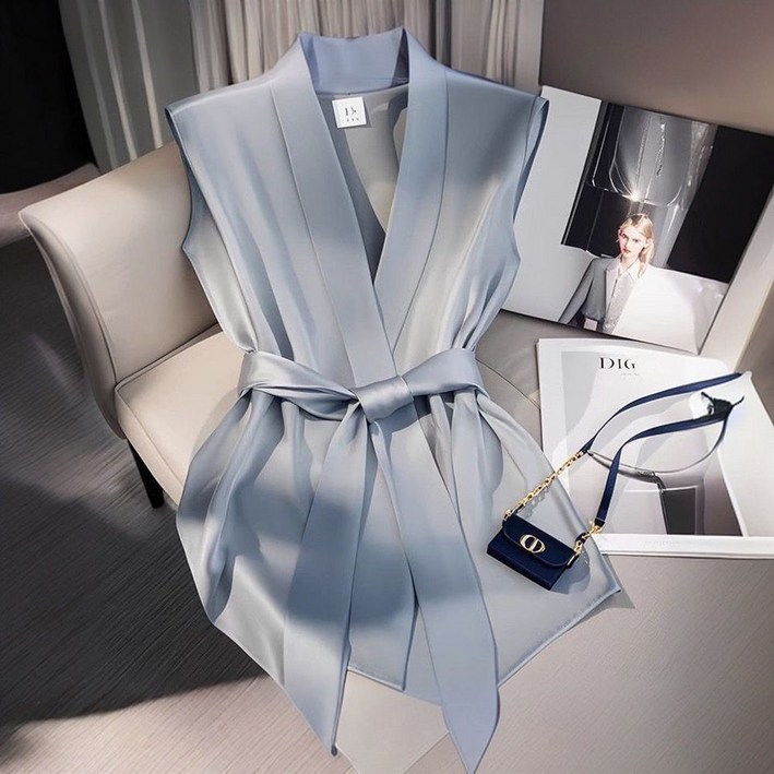 ROYALBELLE 여성 브이넥 민소매 새틴 블라우스 허리끈 슬림핏 우아한 셔츠 K061811