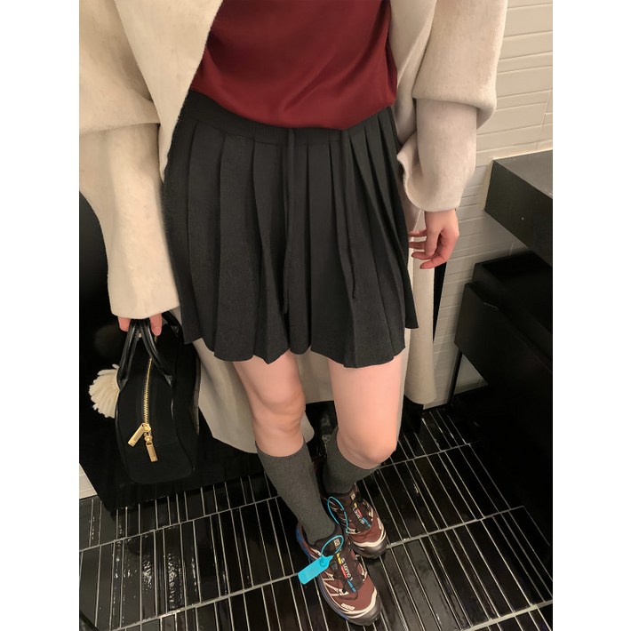 가을 여성 니트스커트 플레어 스타일 미디 길이 하이웨이스트 슬림핏 도톰한 소재 밴딩 편안한 착용감 데일리룩 플리츠 디자인 모던한 A라인 스커트