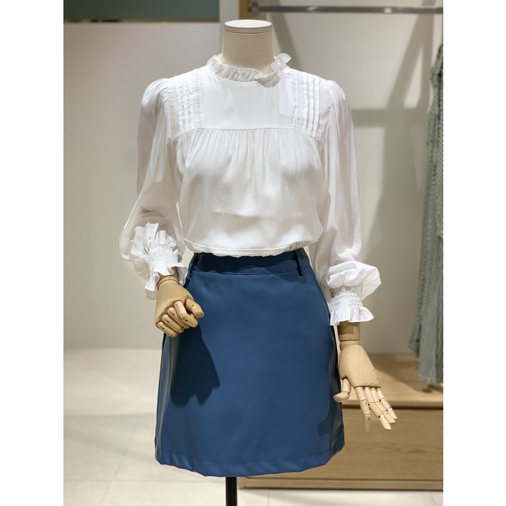 플라스틱아일랜드프릴넥 핀턱 셔링 블라우스 PN3WB9652110437