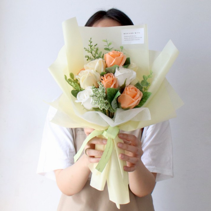 모리앤 티파니에서 아침을 장미비누꽃 꽃다발 소, 옐로우