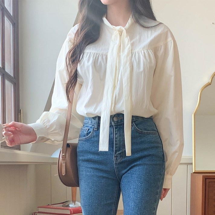 엔젤로즈샵 도내라 배색 카라 리본 크롭 블라우스 엔젤로즈샵 도내라 배색 카라 리본 크롭 블라우스