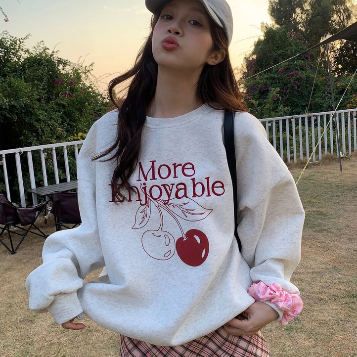 더블유앤케이 여성 체리 프린트 루즈핏 라운드 맨투맨 티셔츠 얇은 기모 봄가을 스타일