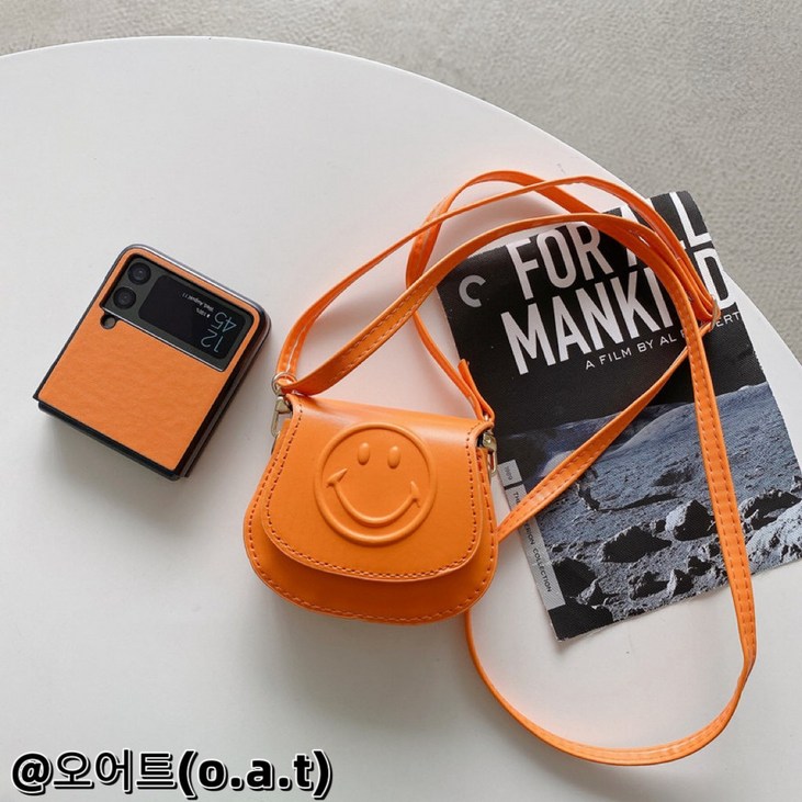 오어트o.a.t 인기 삼성 갤럭시 폴더Z Flip34 미소 주황색 가죽 핸드폰 케이스