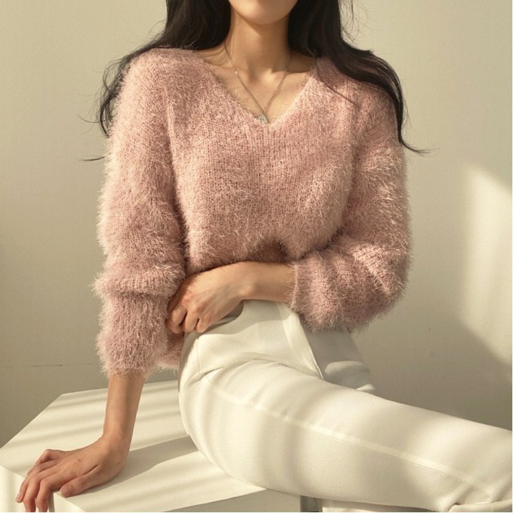 랜덤플레이 뽀송 브이넥 니트