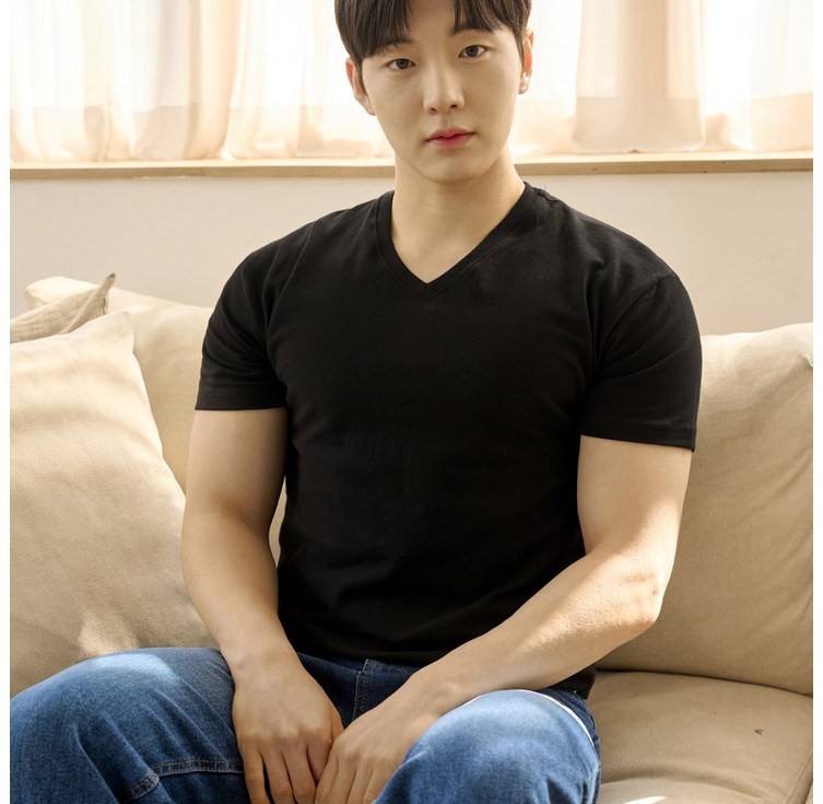 어깨넓어보이는 남자 머슬핏 반팔 브이넥 티셔츠