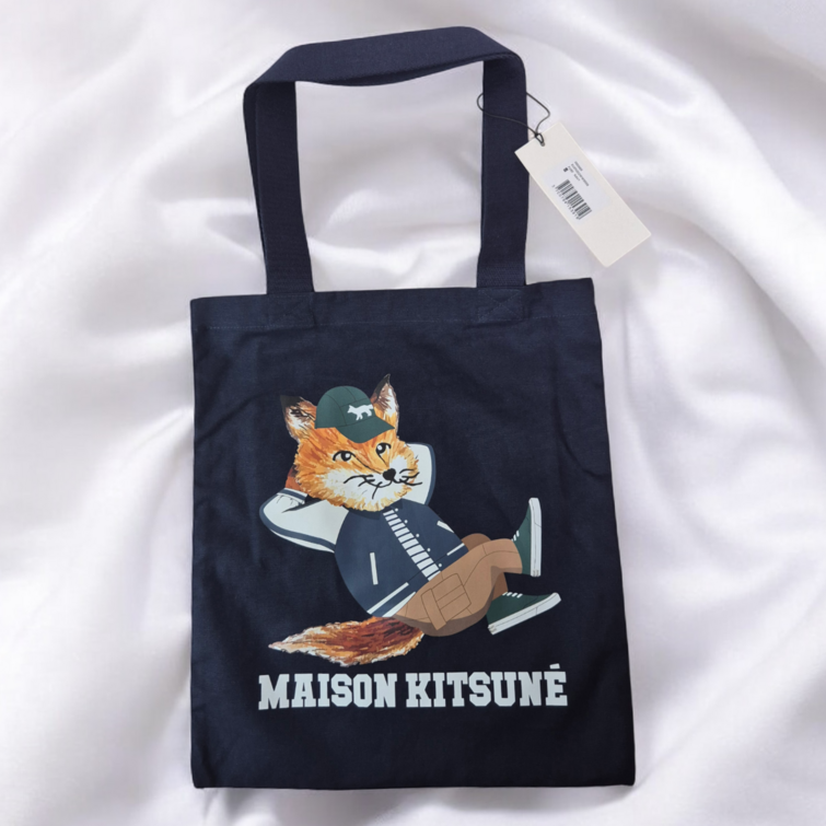 정품인증제품 메종키츠네 드레스드 폭스 버티컬 토트백 DRESSED FOX VERTICAL TOTE 정품인증제품 메종키츠네 드레스드 폭스 버티컬 토트백 DRESSED FOX VERTICAL TOTE